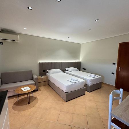 Garden Villa Apartments ซารานเดอ ภายนอก รูปภาพ