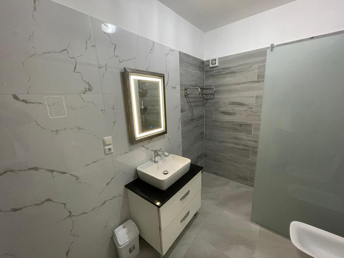Garden Villa Apartments ซารานเดอ ภายนอก รูปภาพ