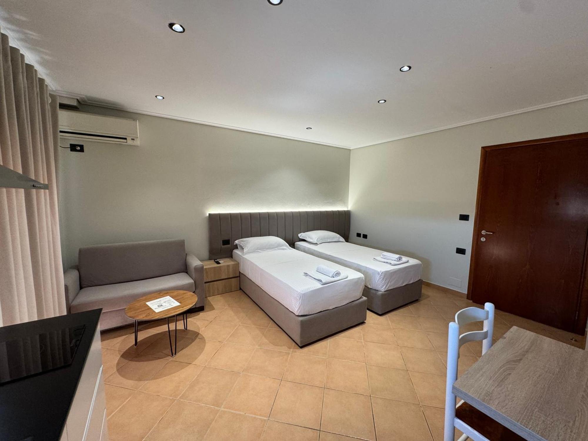 Garden Villa Apartments ซารานเดอ ภายนอก รูปภาพ