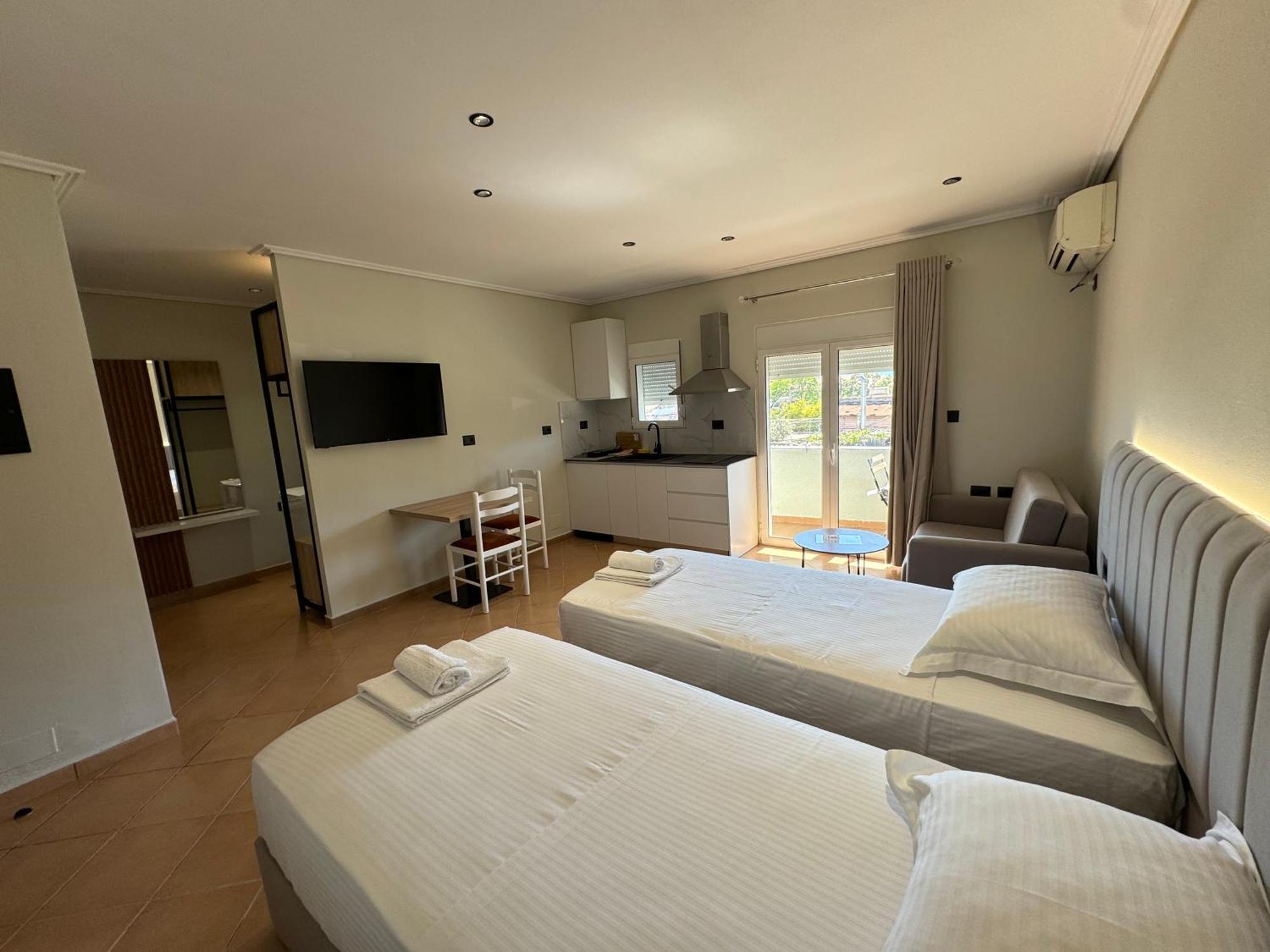Garden Villa Apartments ซารานเดอ ภายนอก รูปภาพ